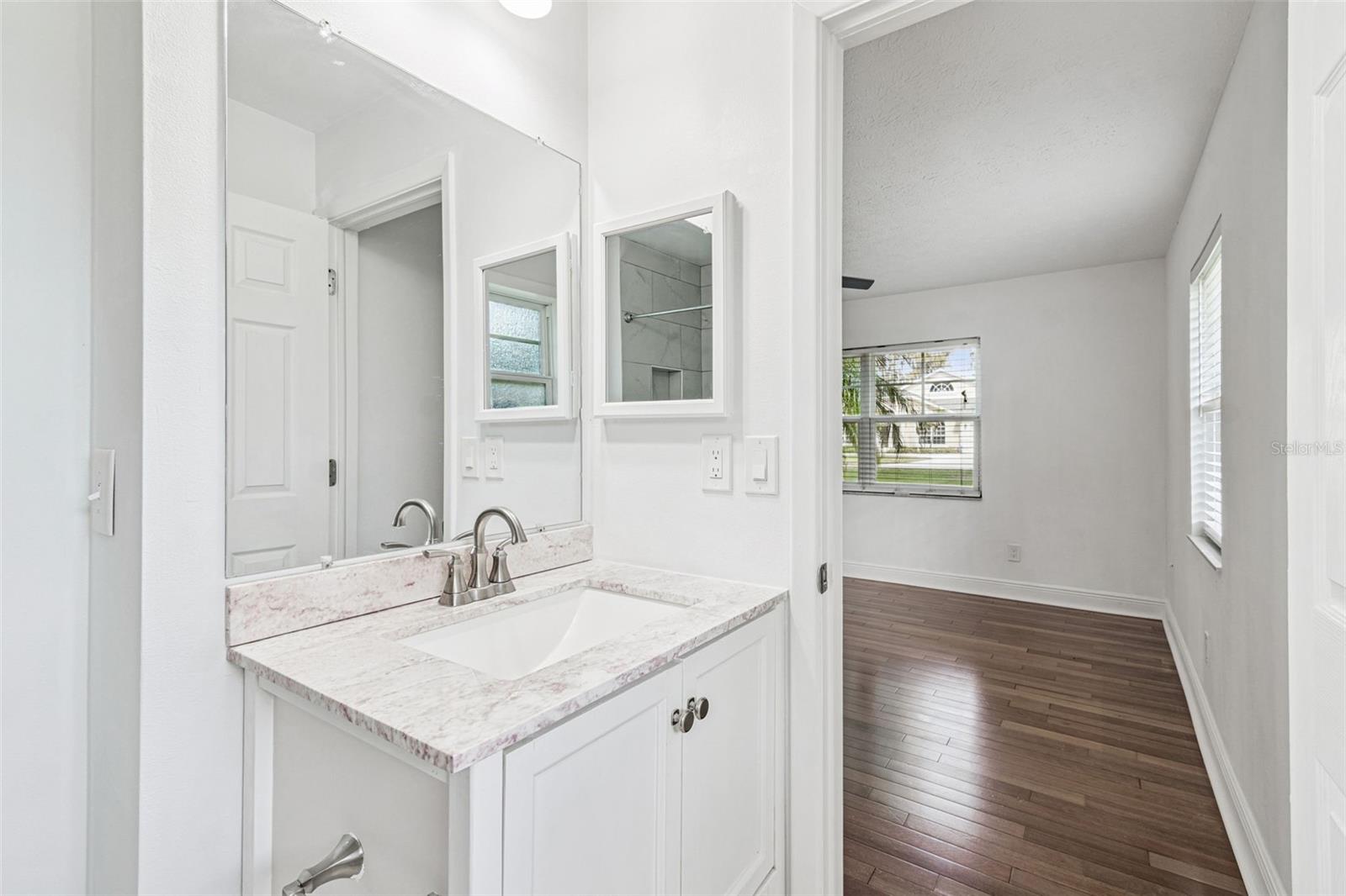 TROPICAL LAKES - Residential