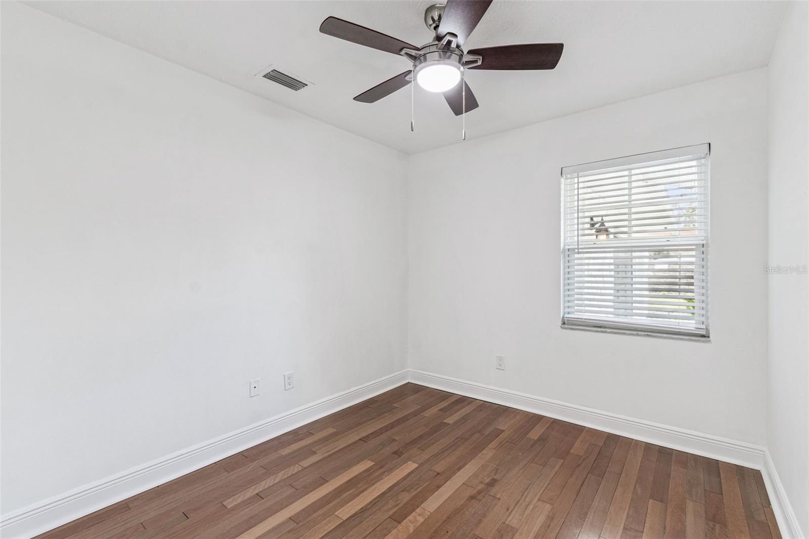 TROPICAL LAKES - Residential