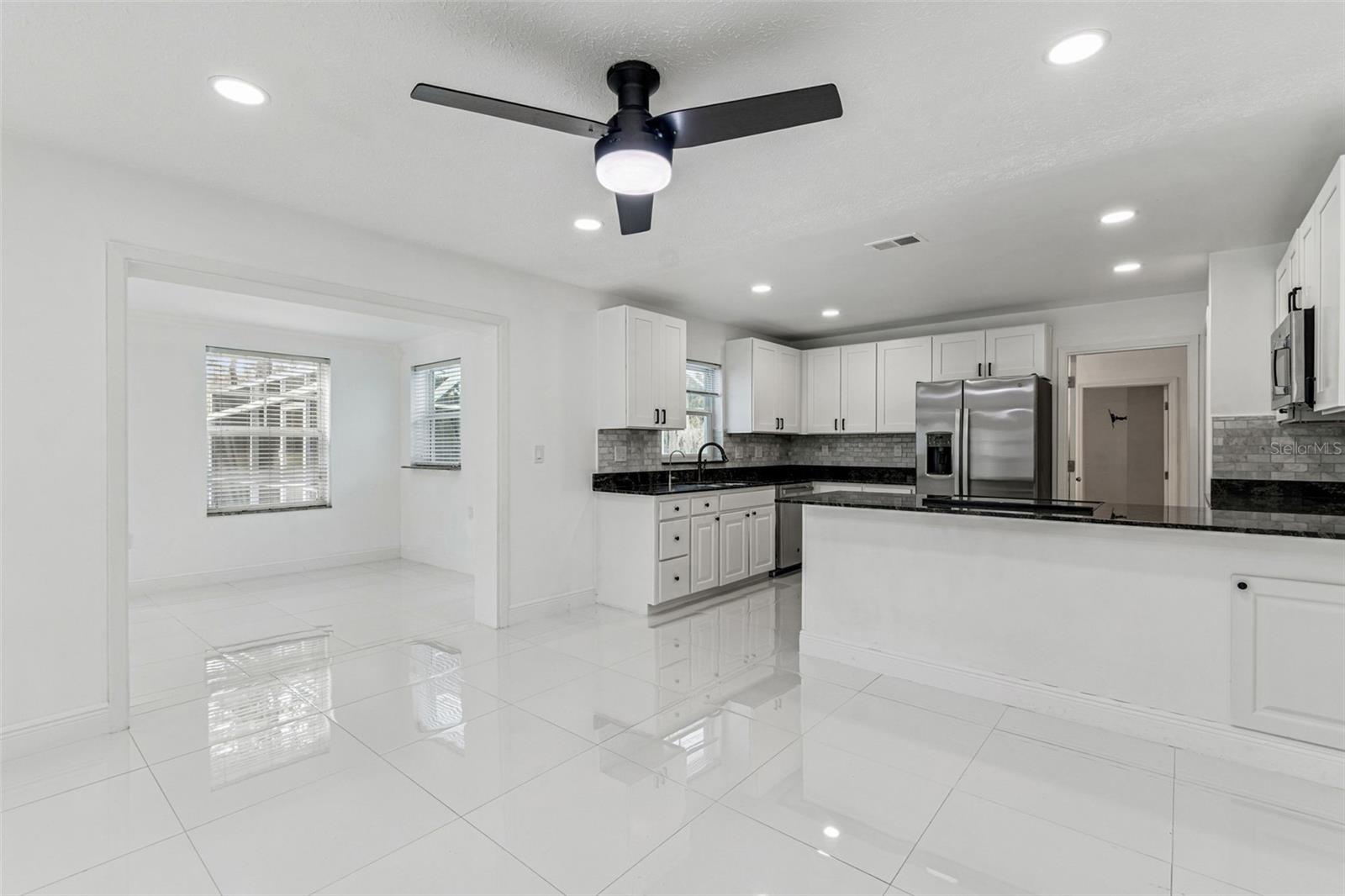 TROPICAL LAKES - Residential