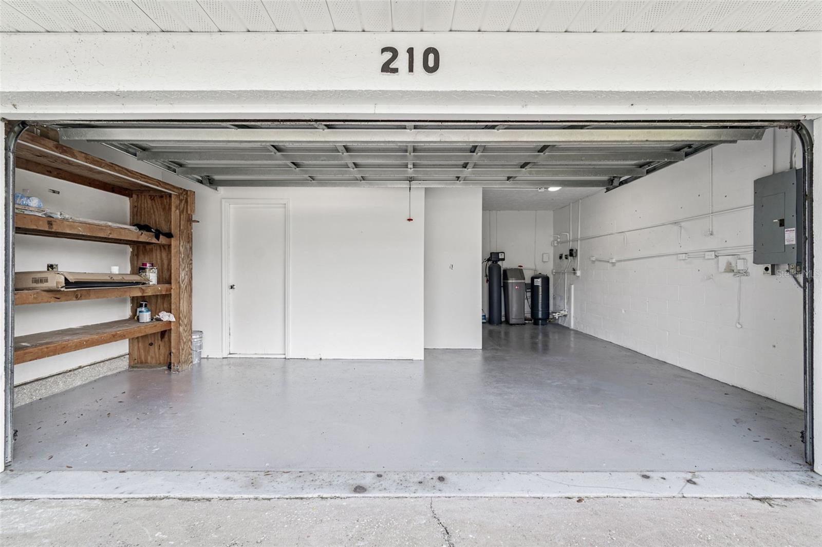 TROPICAL LAKES - Residential