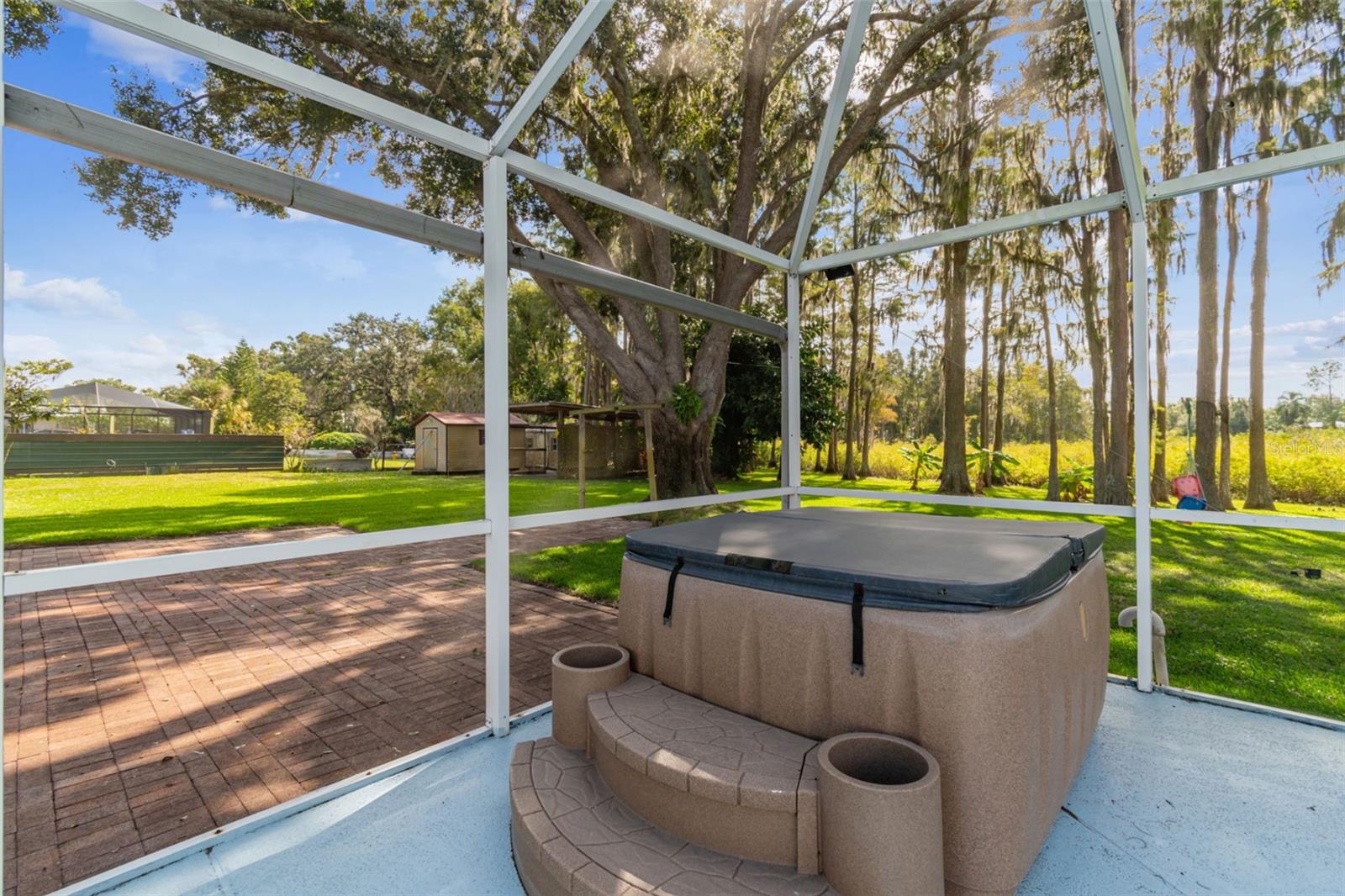 TROPICAL LAKES - Residential