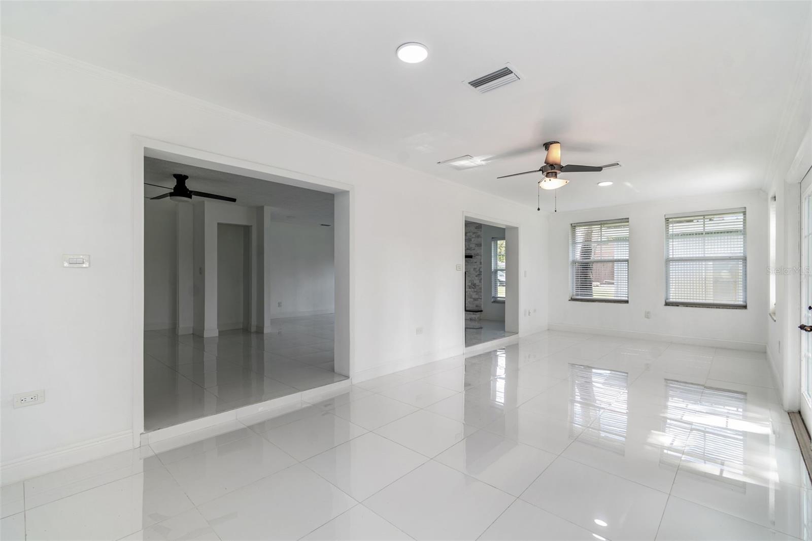 TROPICAL LAKES - Residential