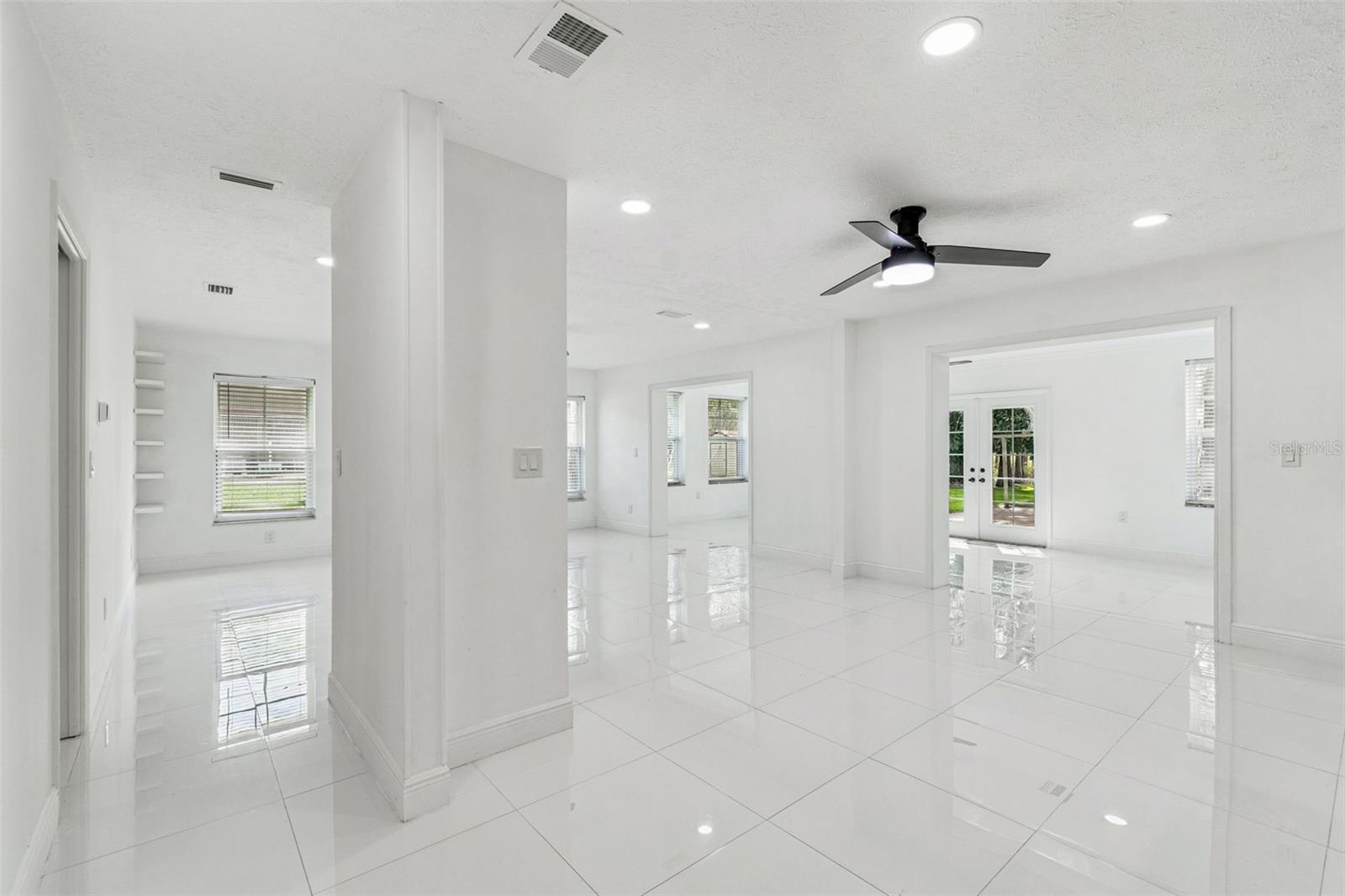 TROPICAL LAKES - Residential