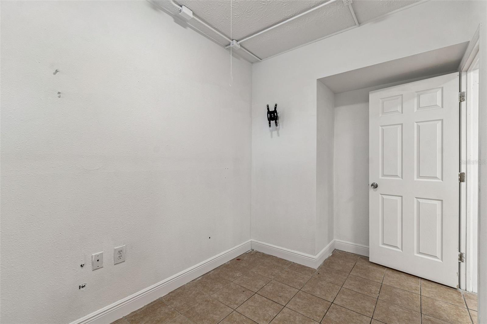 TROPICAL LAKES - Residential