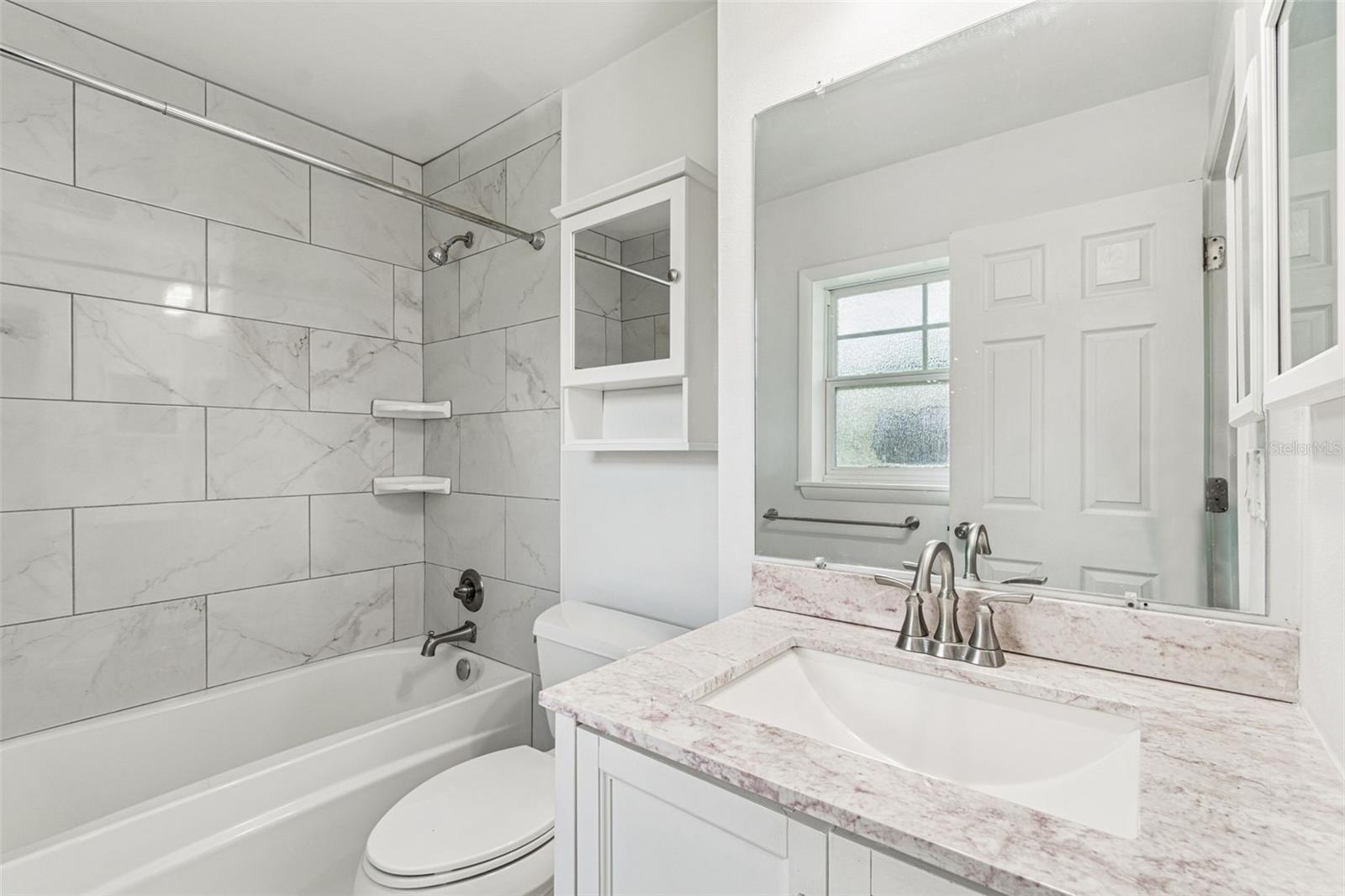 TROPICAL LAKES - Residential