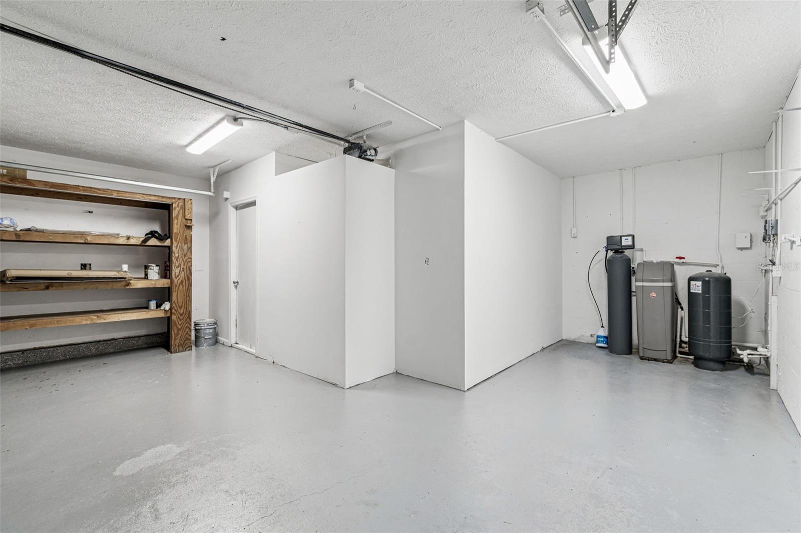 TROPICAL LAKES - Residential