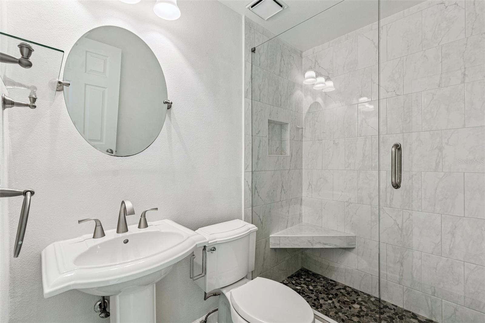 TROPICAL LAKES - Residential