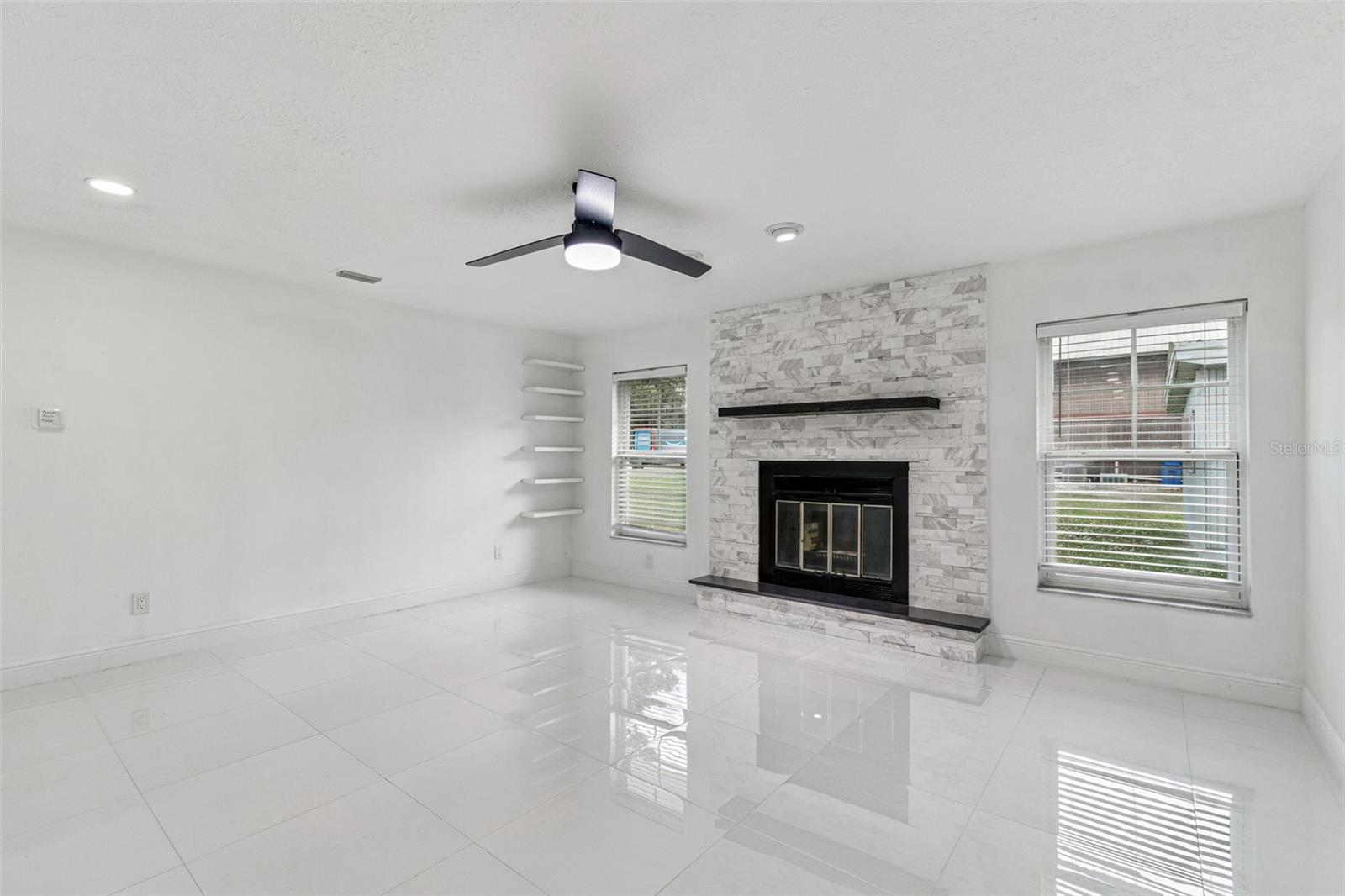 TROPICAL LAKES - Residential