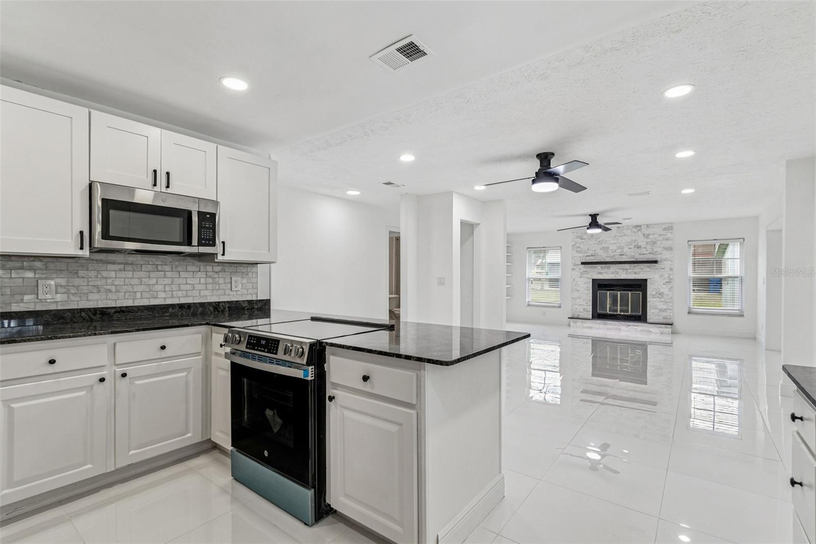 TROPICAL LAKES - Residential