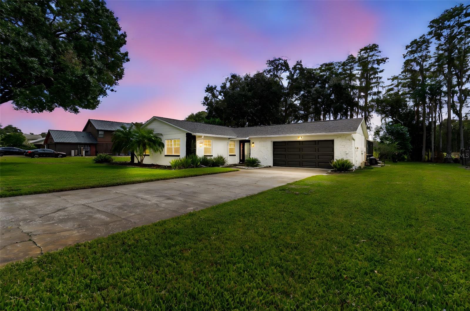 TROPICAL LAKES - Residential