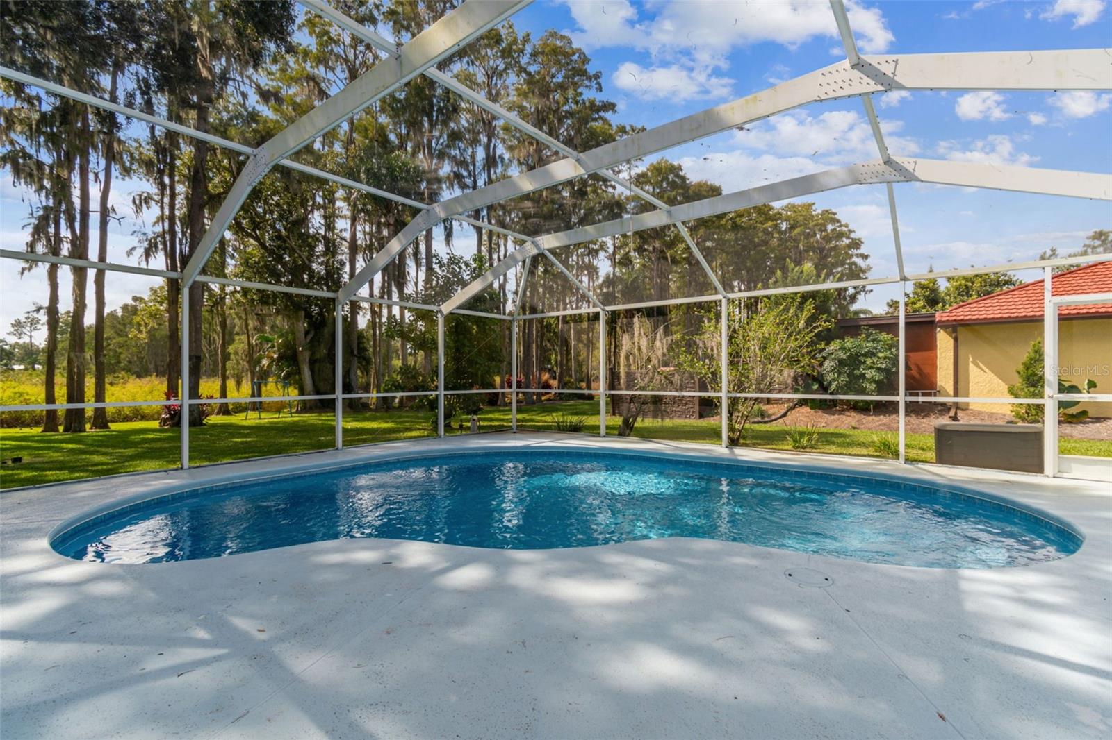 TROPICAL LAKES - Residential