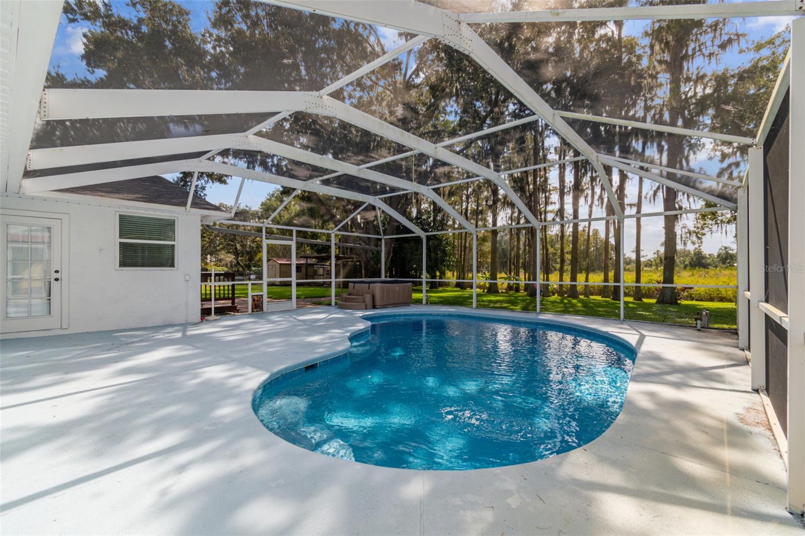 TROPICAL LAKES - Residential