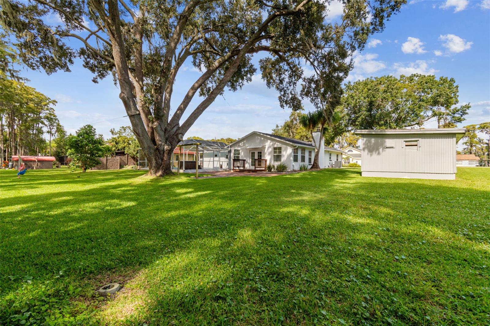 TROPICAL LAKES - Residential