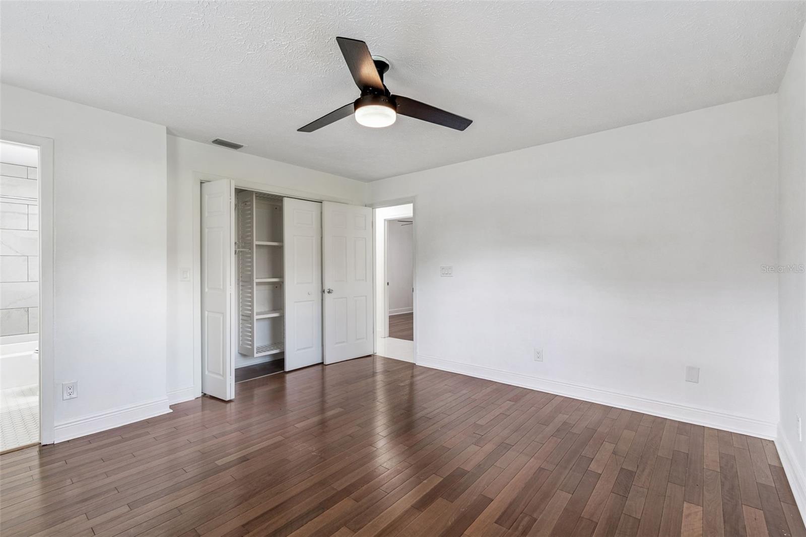 TROPICAL LAKES - Residential