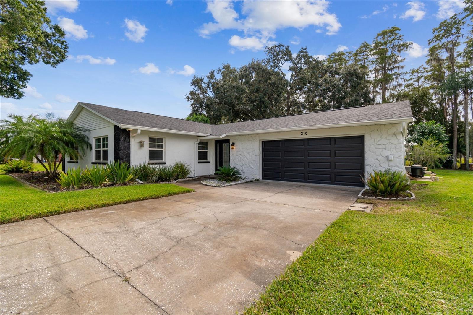 TROPICAL LAKES - Residential