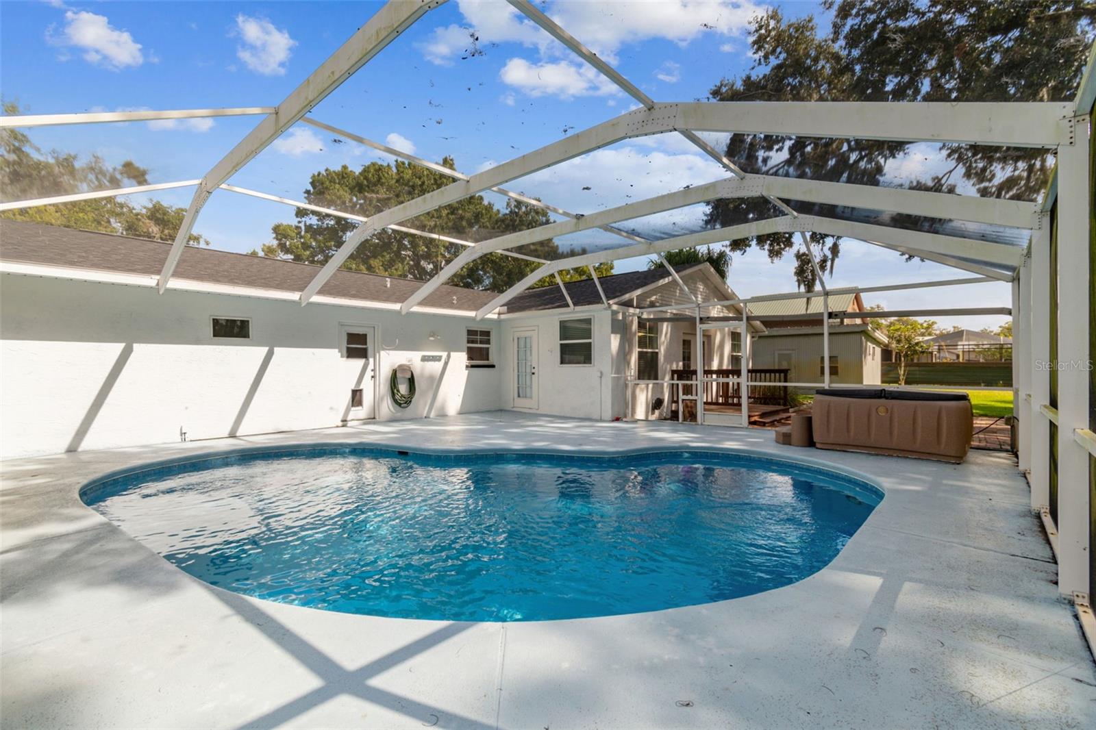 TROPICAL LAKES - Residential