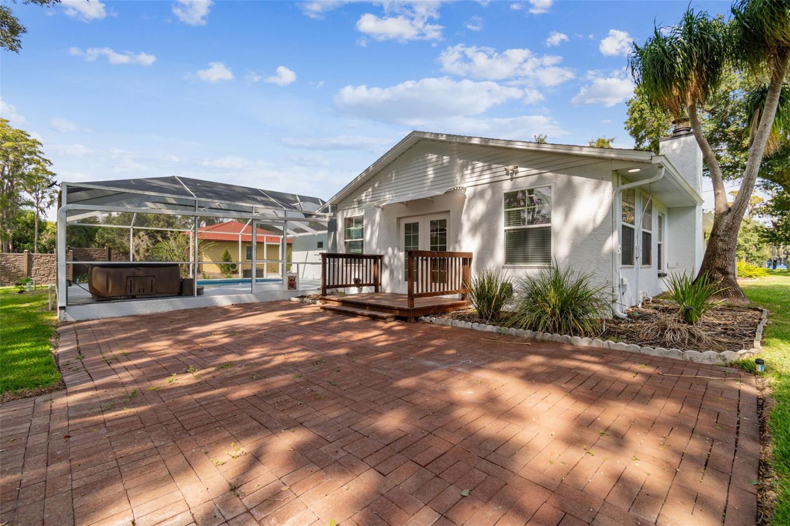 TROPICAL LAKES - Residential