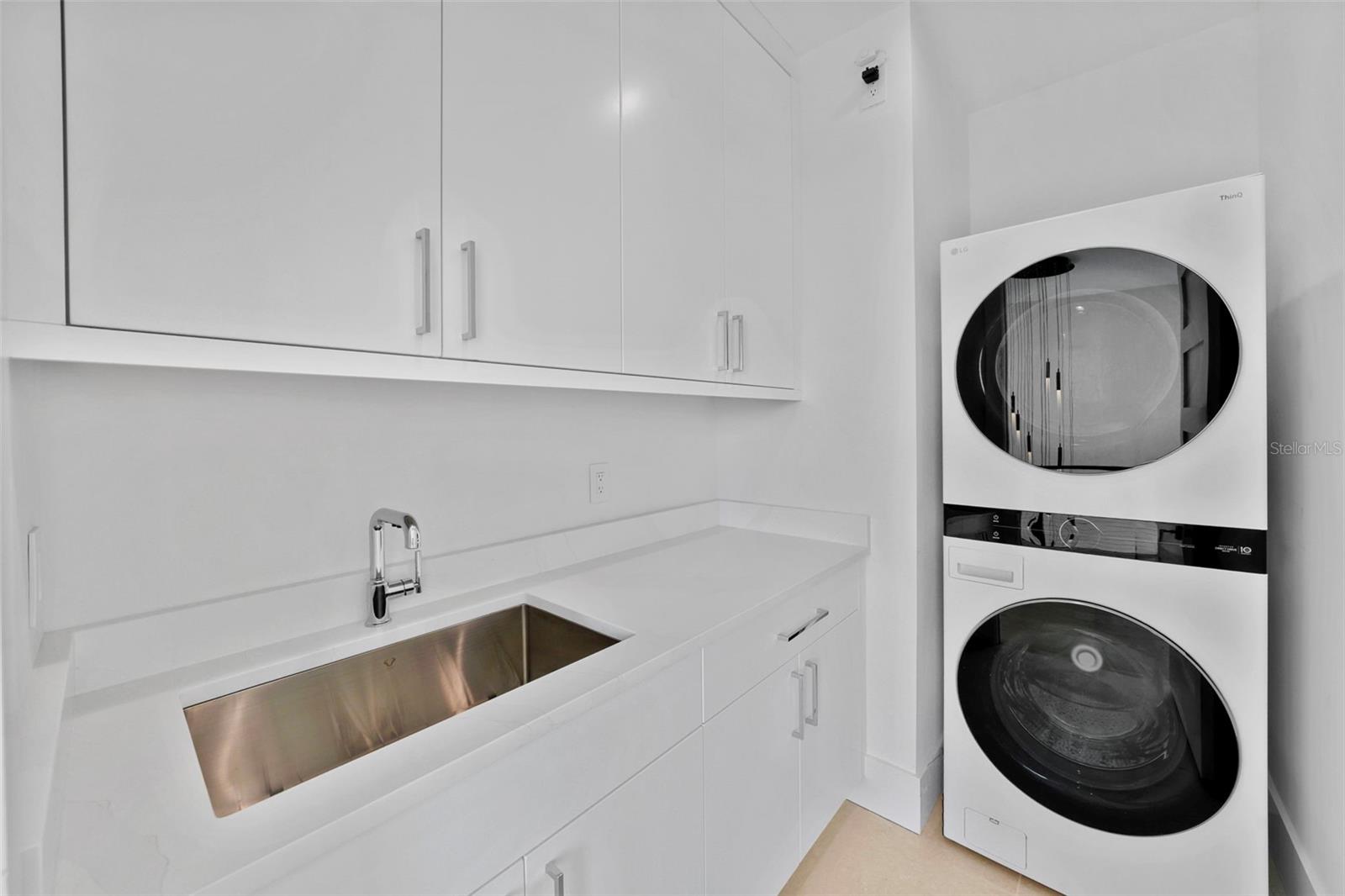 ROSS AT THE HEIGHTS TOWNHOMES - Residential