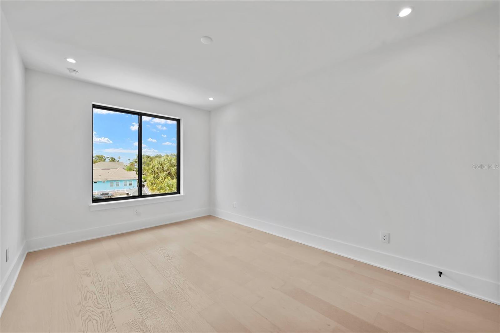 ROSS AT THE HEIGHTS TOWNHOMES - Residential