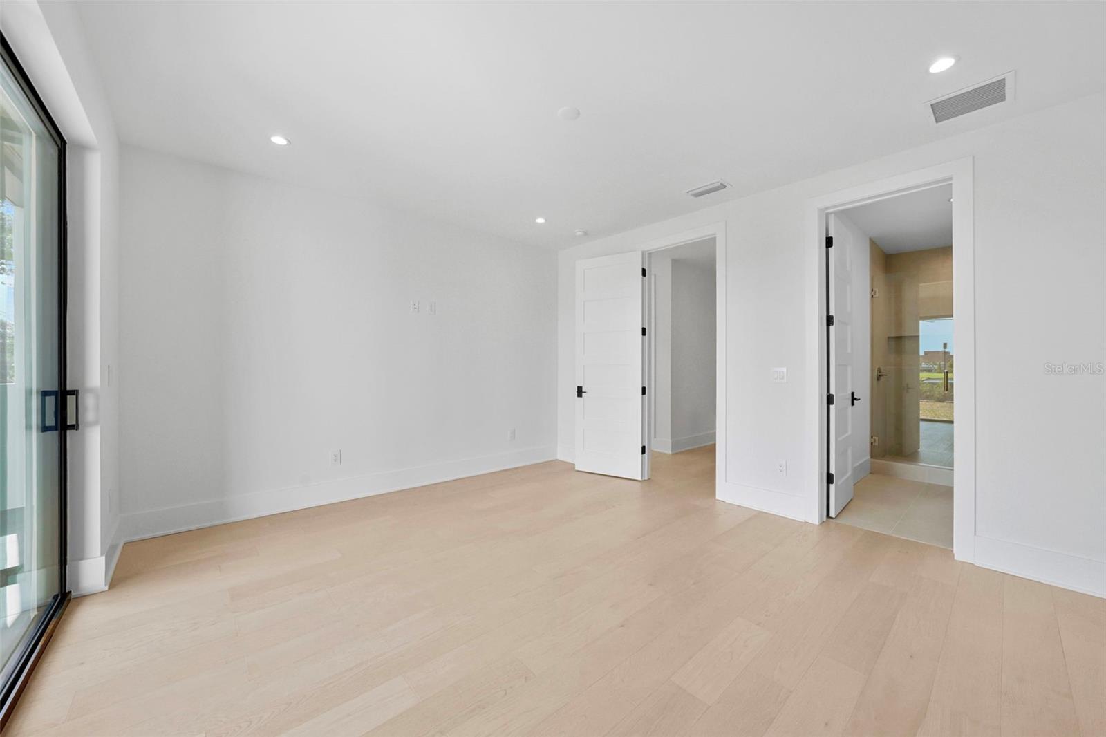ROSS AT THE HEIGHTS TOWNHOMES - Residential