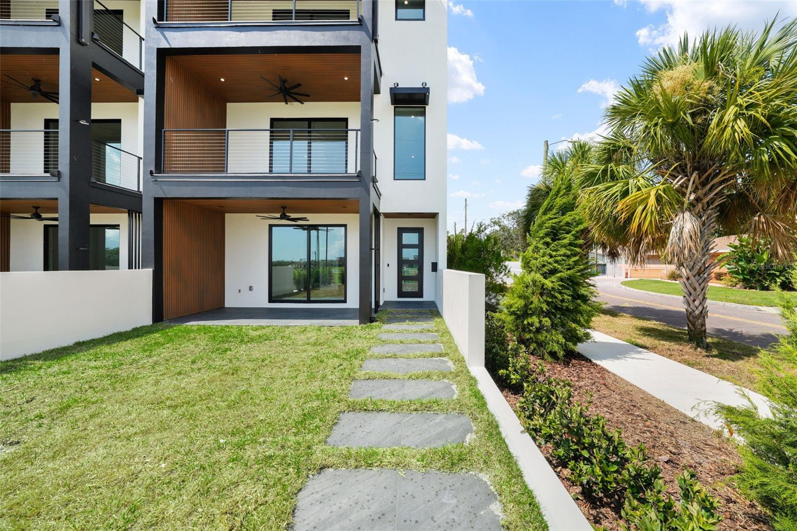 ROSS AT THE HEIGHTS TOWNHOMES - Residential