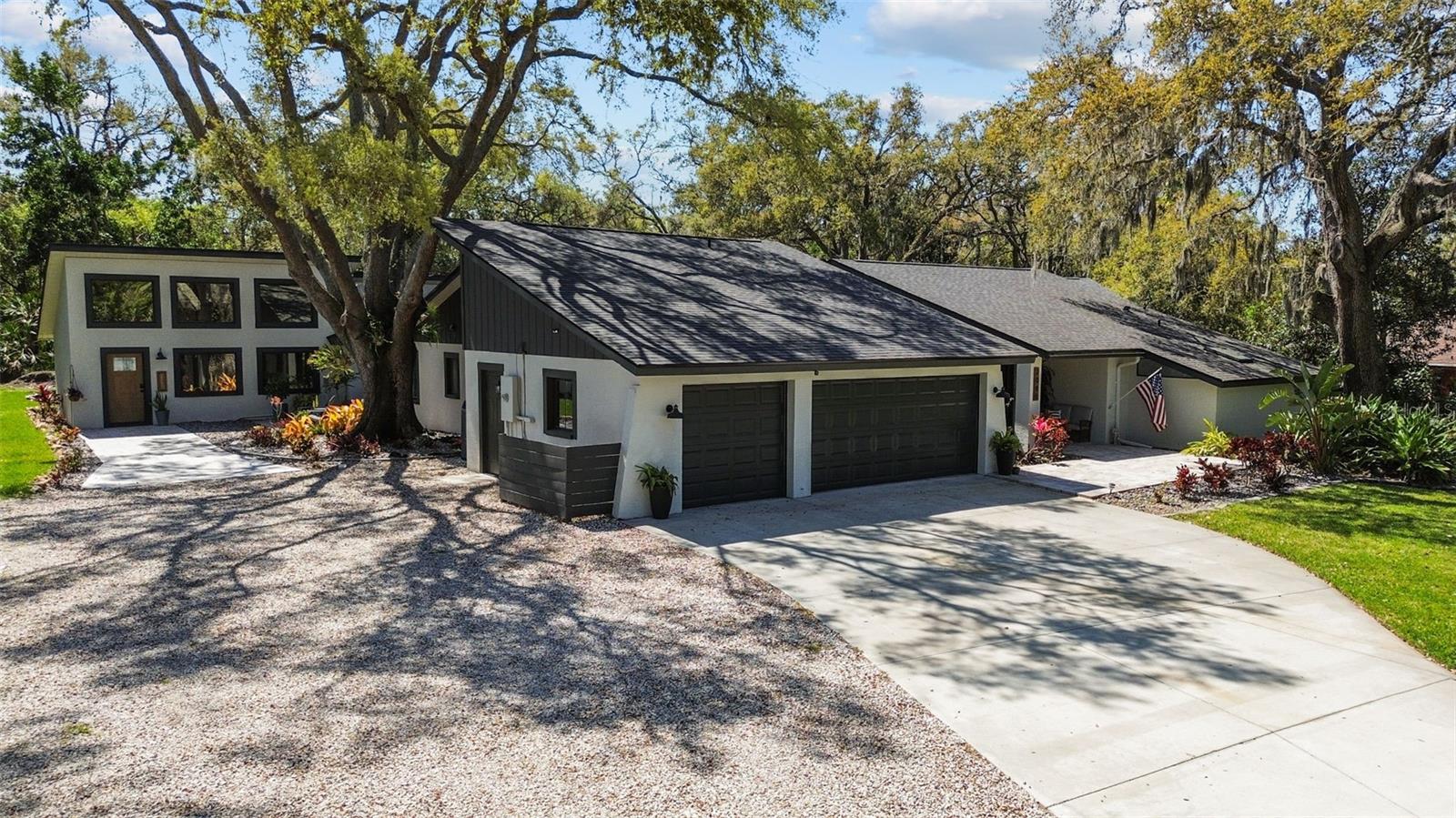 2085 LYNNWOOD COURT