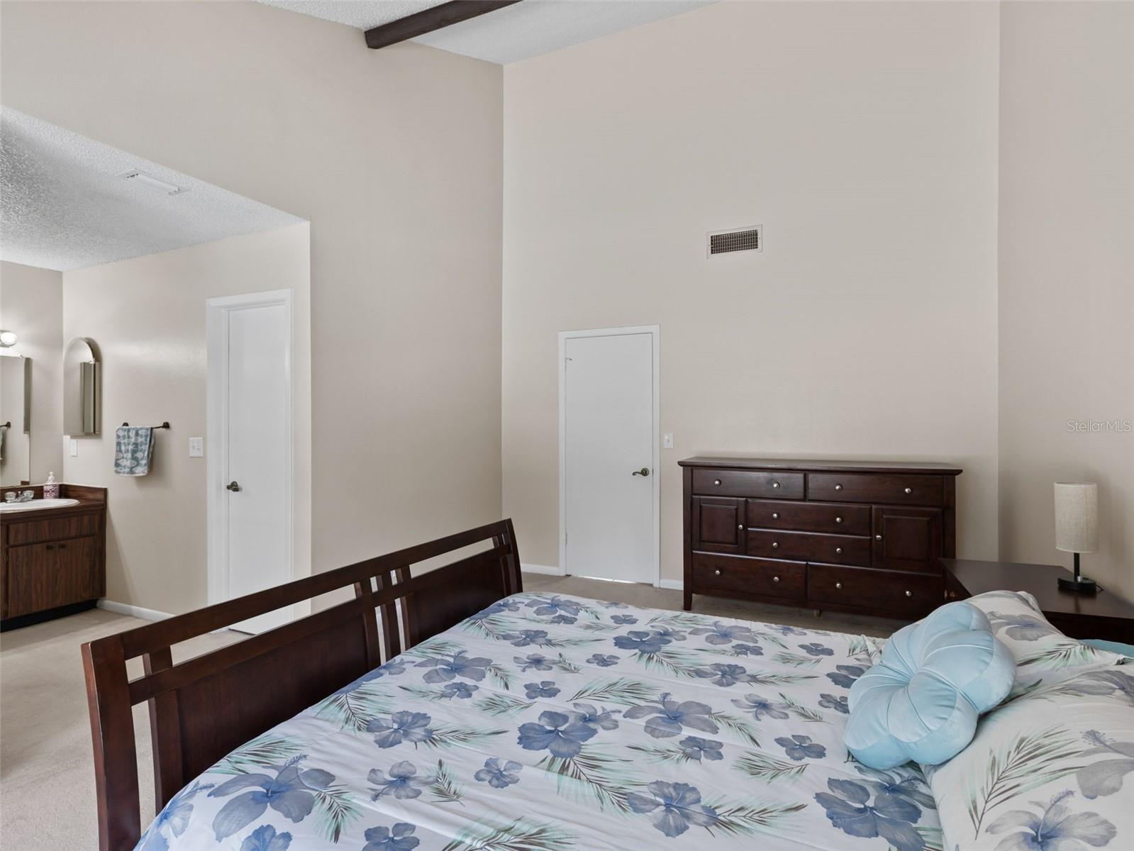 HOLLOWTREE - Residential