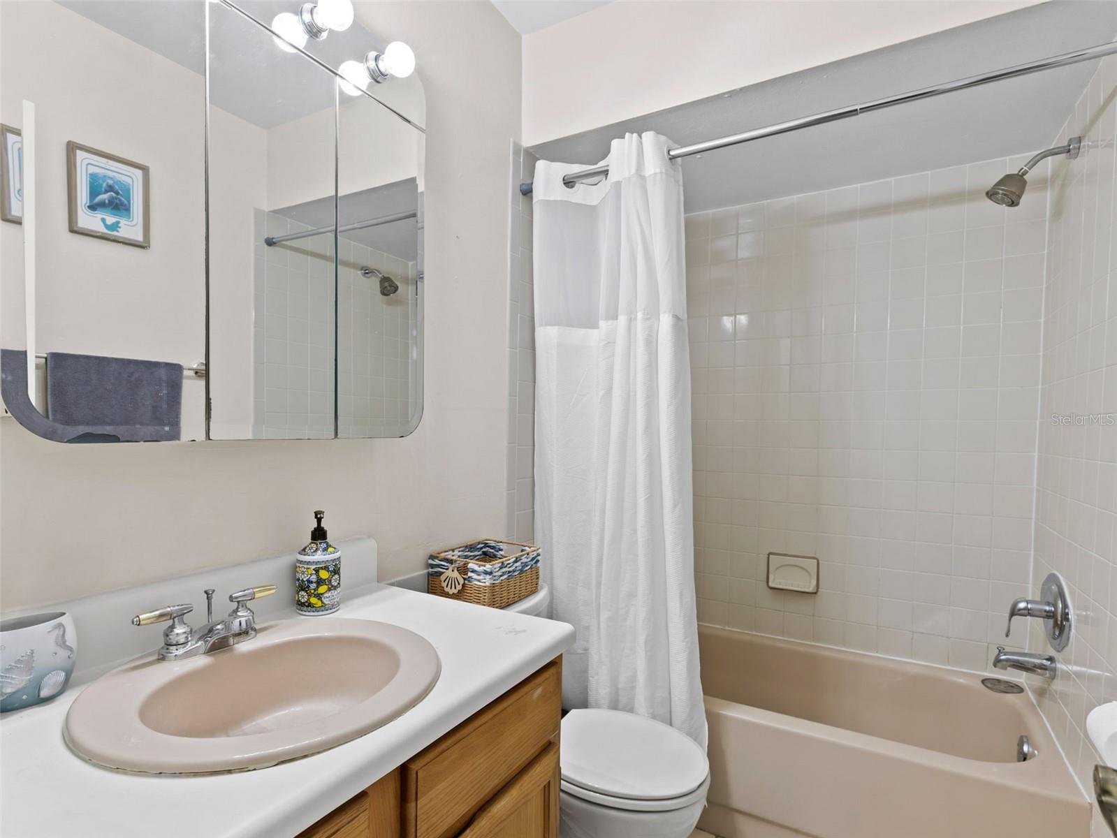 HOLLOWTREE - Residential