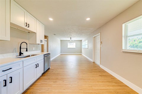 Tiny photo for 703 S Dixie Avenue, Fruitland Park, FL 34731 (MLS # O6437039)