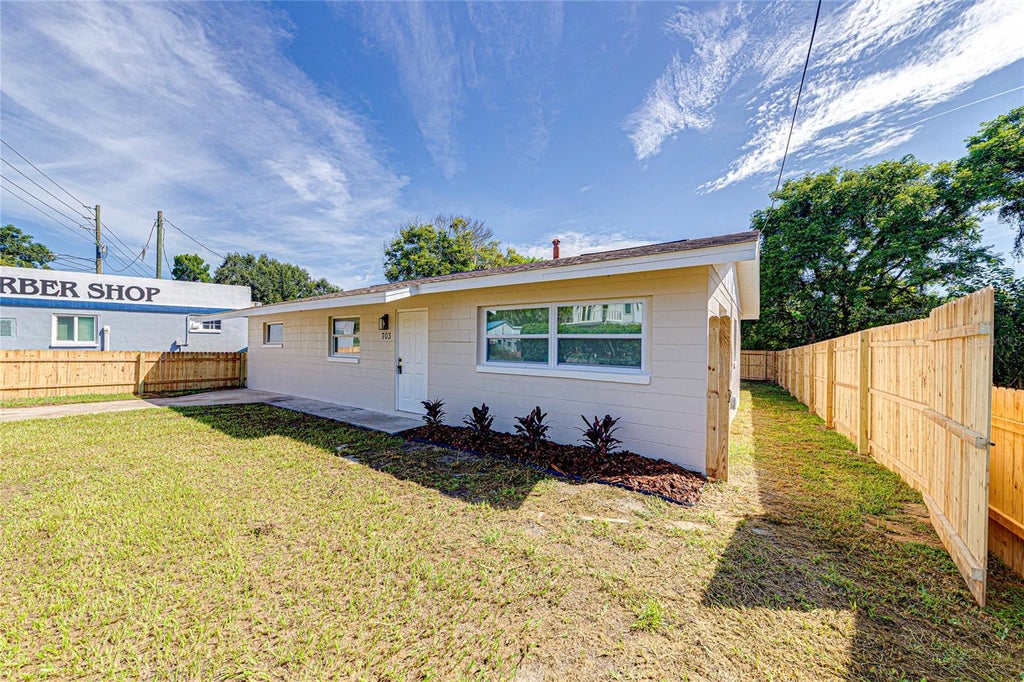 Photo of 703 S Dixie Avenue, Fruitland Park, FL 34731 (MLS # O6437039)