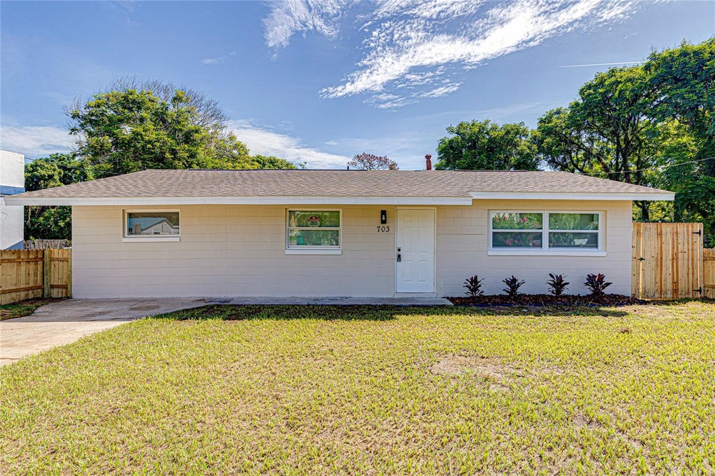 Photo of 703 S Dixie Avenue, Fruitland Park, FL 34731 (MLS # O6437039)