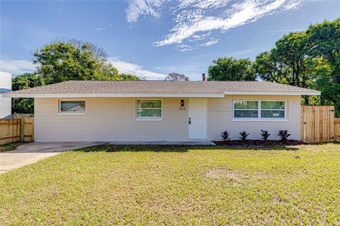 Photo of 703 S Dixie Avenue, Fruitland Park, FL 34731 (MLS # O6437039)