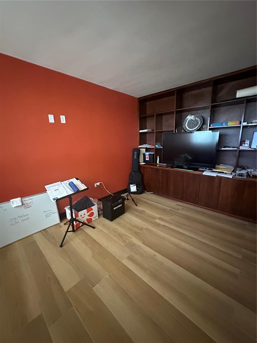 AVENIDA SAN PATRICIO - Residential