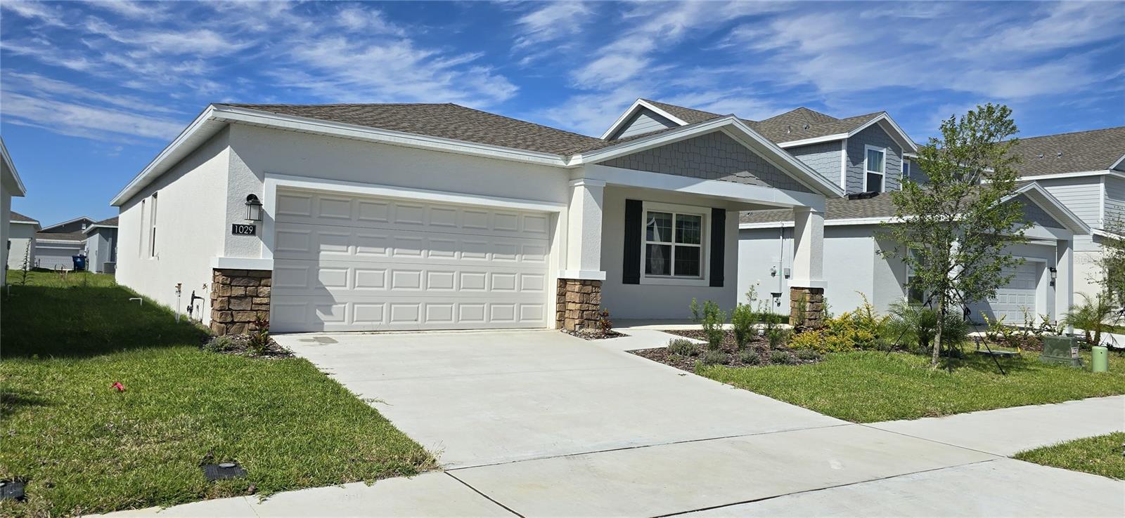 Welcome to this wonderful neighborhood located on Holden Way with close access to shopping, schools and restaurants.
This home has 3 bedrooms and 2 bathrooms.
Perfect for a small family.
Utilities are separate but have a $50 discount on water bills and has a solar panel system that gives a high discount on electricity costs.
Don't miss these unbeatable prices in the area! Don't hesitate to contact me for more details!