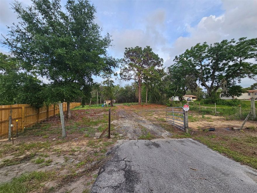 Nice piece of property 1.69 acres in a great neighborhood,a lot of trees and natural life,5 minutes from Hudson Beach,10 minutes from Walmart,a lot of restaurants and department stores,12 minutes from Weeki Wachee Spring.
Property is located in a not flood zone, safe and dry. place for 2 mobilhome.
A new Shed 12 x 30 with water and electricity.
A second shed 8x8 for storage.
All fence lines are brand new.