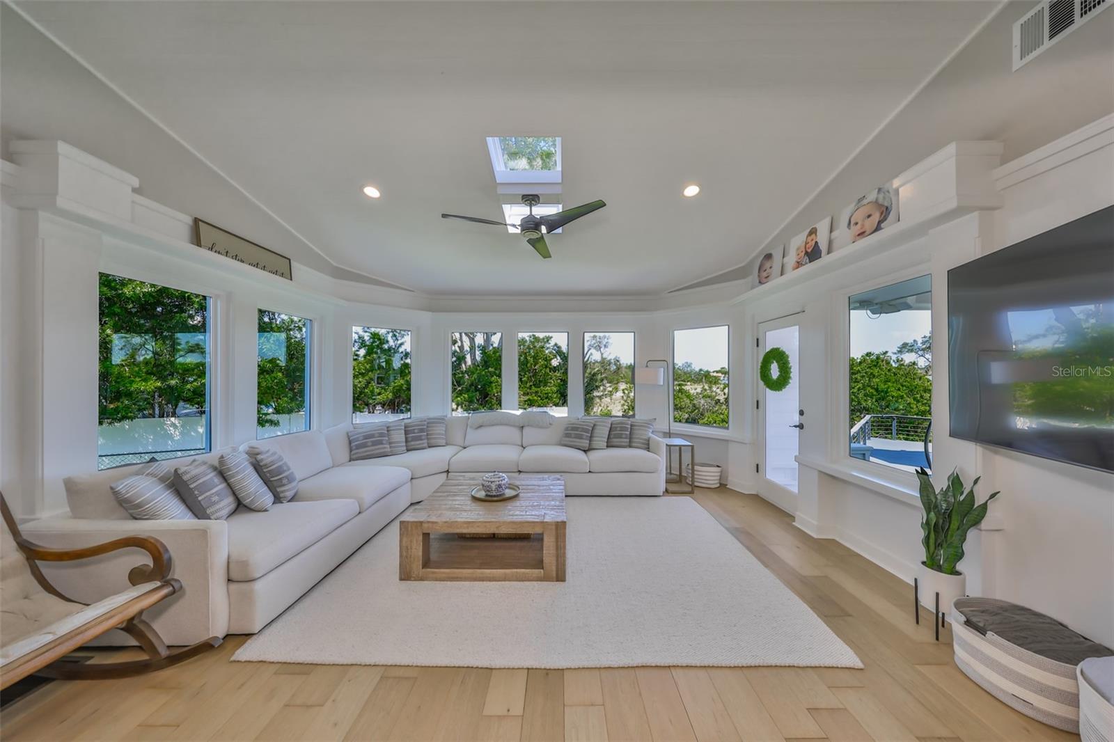 APOLLO BEACH UNIT SIX - Residential