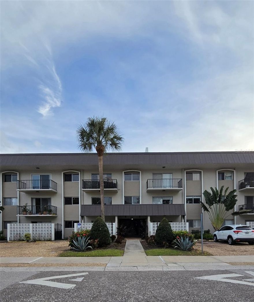 Well-maintained 1BR/1BA condo featuring laminate flooring throughout and secured building entry. Prime South Tampa location with quick access to I-275, Westshore Mall, International Plaza, and an abundance of dining and shopping options.

HOA approval required; allow up to 30 days for processing.

Ideal for tenants seeking convenience, security, and central access to Tampa’s major corridors. Some photos have been virtually staged.