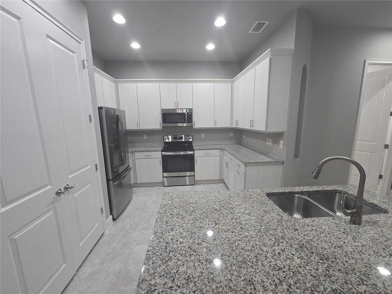 873 PINEWOOD DRIVE