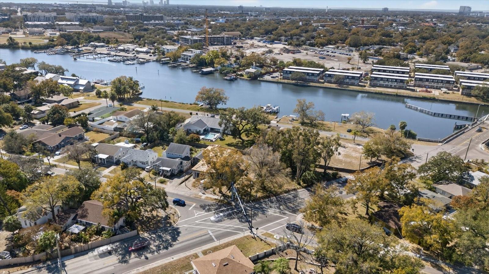 1002 W COLUMBUS DRIVE