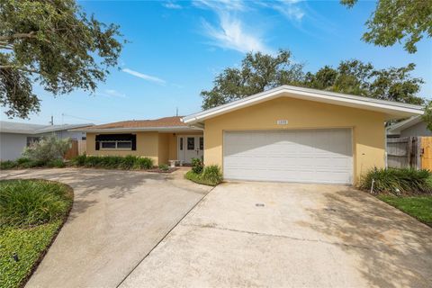 Photo of 1370 Hill Drive, Largo, FL 33770 (MLS # TB8397492) Photo of 1370 Hill Drive, Largo, FL 33770 (MLS # TB8397492)