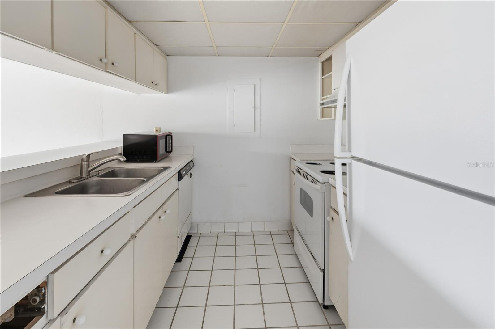 GRENELEFE CONDO CORNER LAKE EAST - Residential