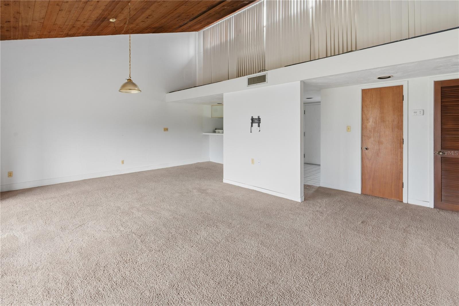 GRENELEFE CONDO CORNER LAKE EAST - Residential