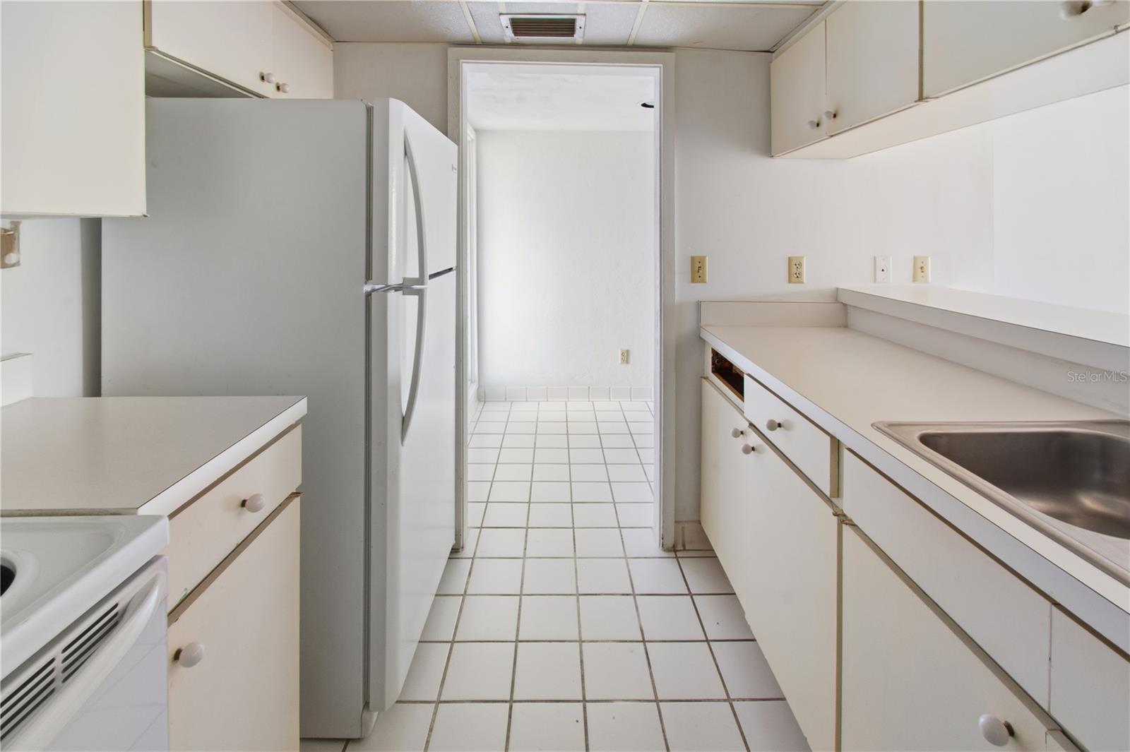 GRENELEFE CONDO CORNER LAKE EAST - Residential