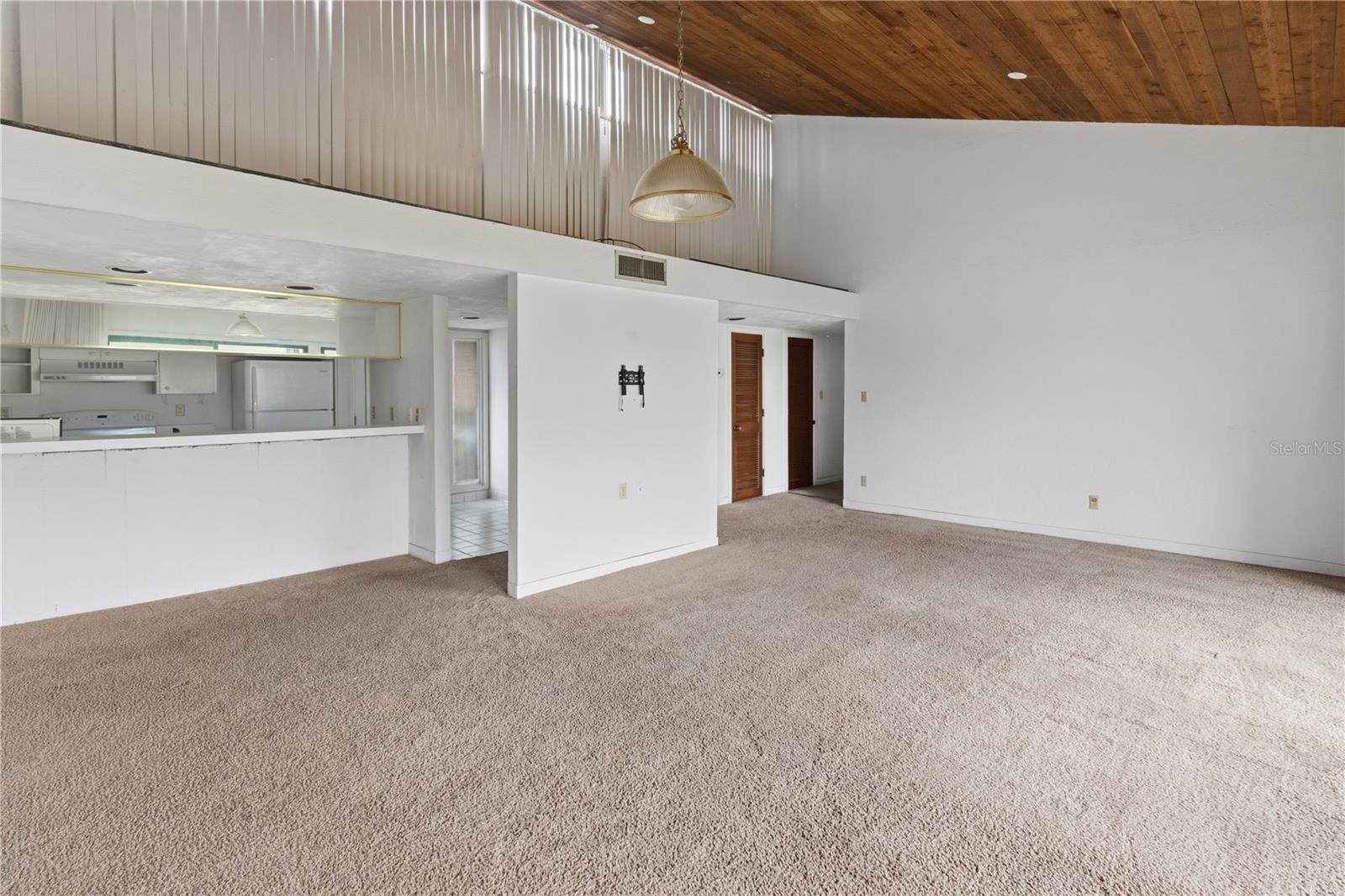 GRENELEFE CONDO CORNER LAKE EAST - Residential