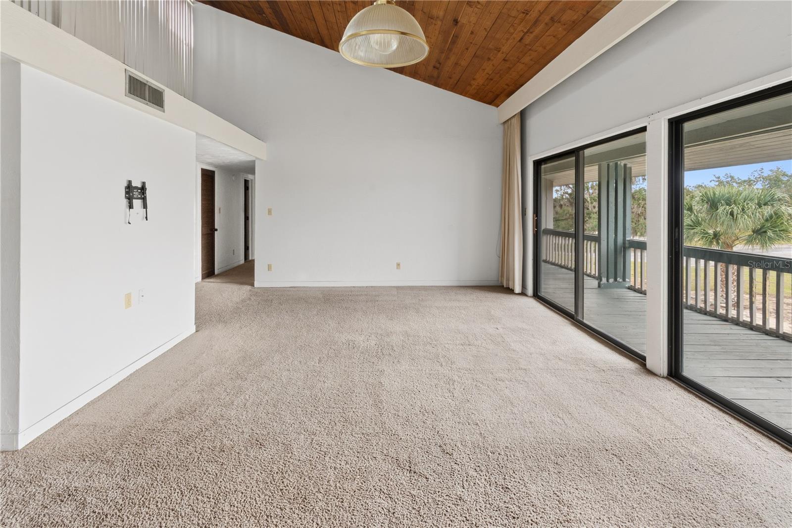 GRENELEFE CONDO CORNER LAKE EAST - Residential