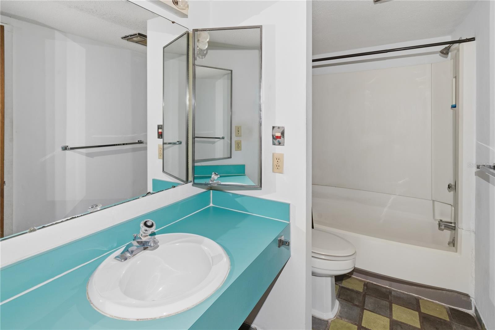 GRENELEFE CONDO CORNER LAKE EAST - Residential