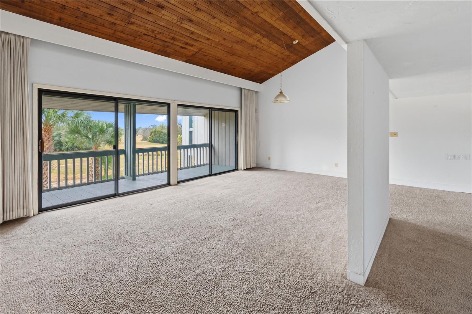 GRENELEFE CONDO CORNER LAKE EAST - Residential