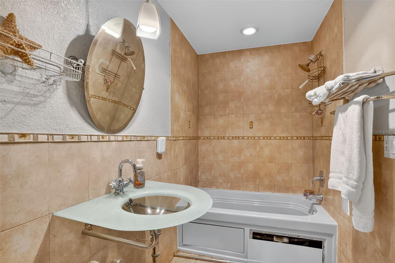 PARADISE POINT 3RD SEC REP OF BLK E - Residential