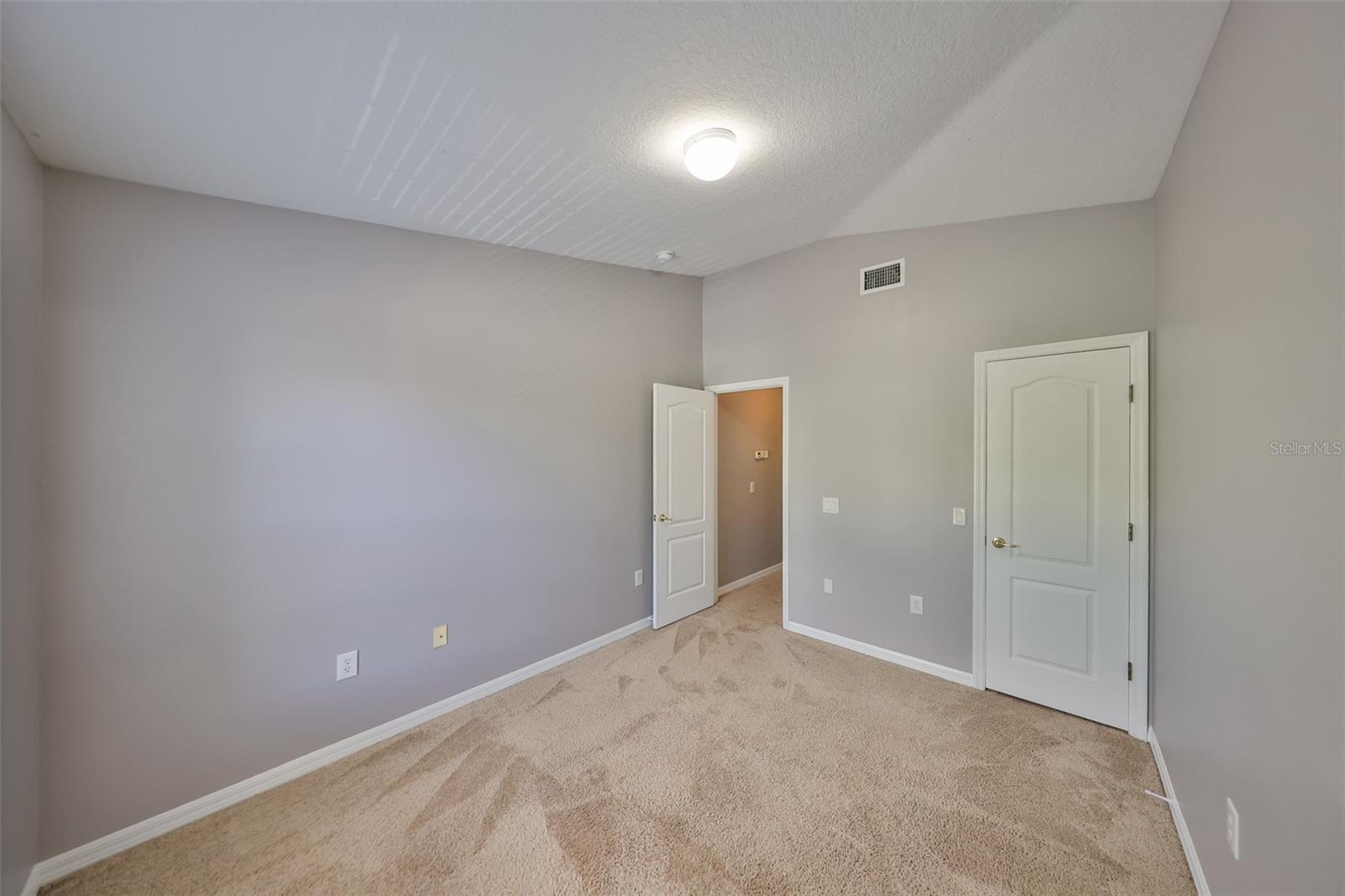 KINGS LAKE TWNHMS - Residential Lease