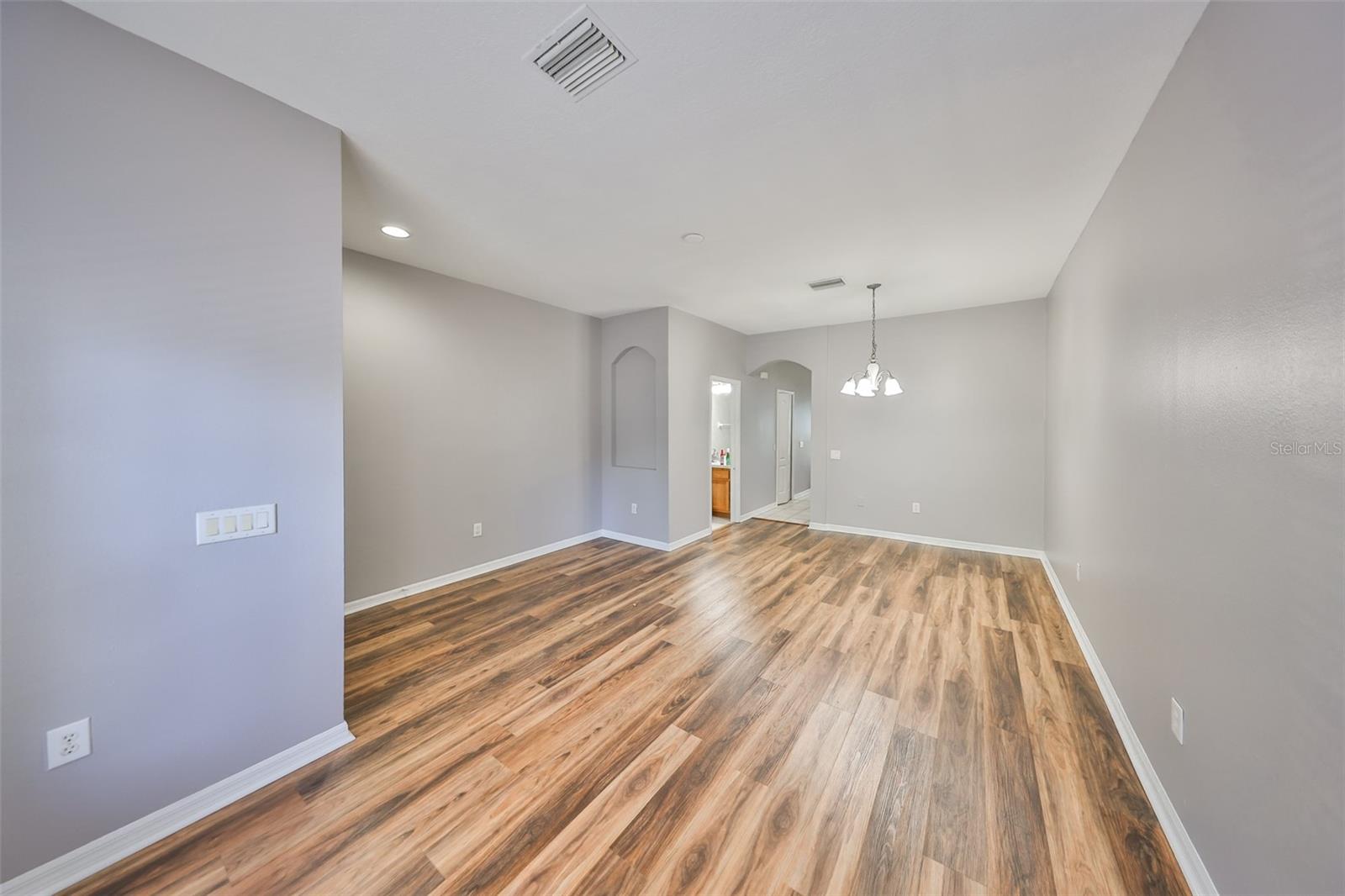 KINGS LAKE TWNHMS - Residential Lease